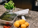 Folia aluminiowa i spożywcza bez tajemnic. Jak ich używać bezpiecznie i skutecznie